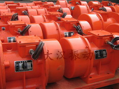 YZS振動(dòng)電機(jī)：加裝防護(hù)外殼，密封性強(qiáng)不易損壞。