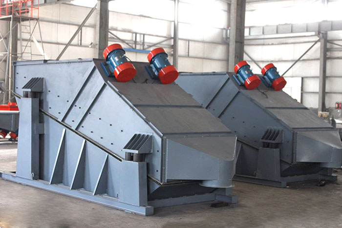 ZSG礦用振動(dòng)篩采用雙電機(jī)振動(dòng)，電機(jī)位置安裝在頂部，便于更好的傳遞振動(dòng)力。