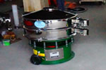 800型單層三次元振動(dòng)篩，產(chǎn)量可達(dá)800kg/h。