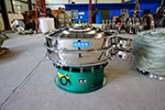1200型三次元振動(dòng)篩，產(chǎn)量可達(dá)2100kg/h。